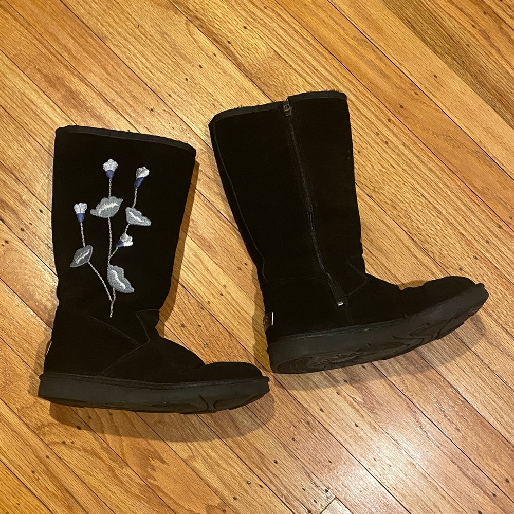 UGG S/N 5477 Women's Black Embroidered Floral Sheepskin Mid Calf Boots Size 8